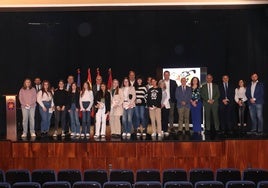 Ganadores del concurso junto con las autoridades presentes en el centro cultural de Guijuelo