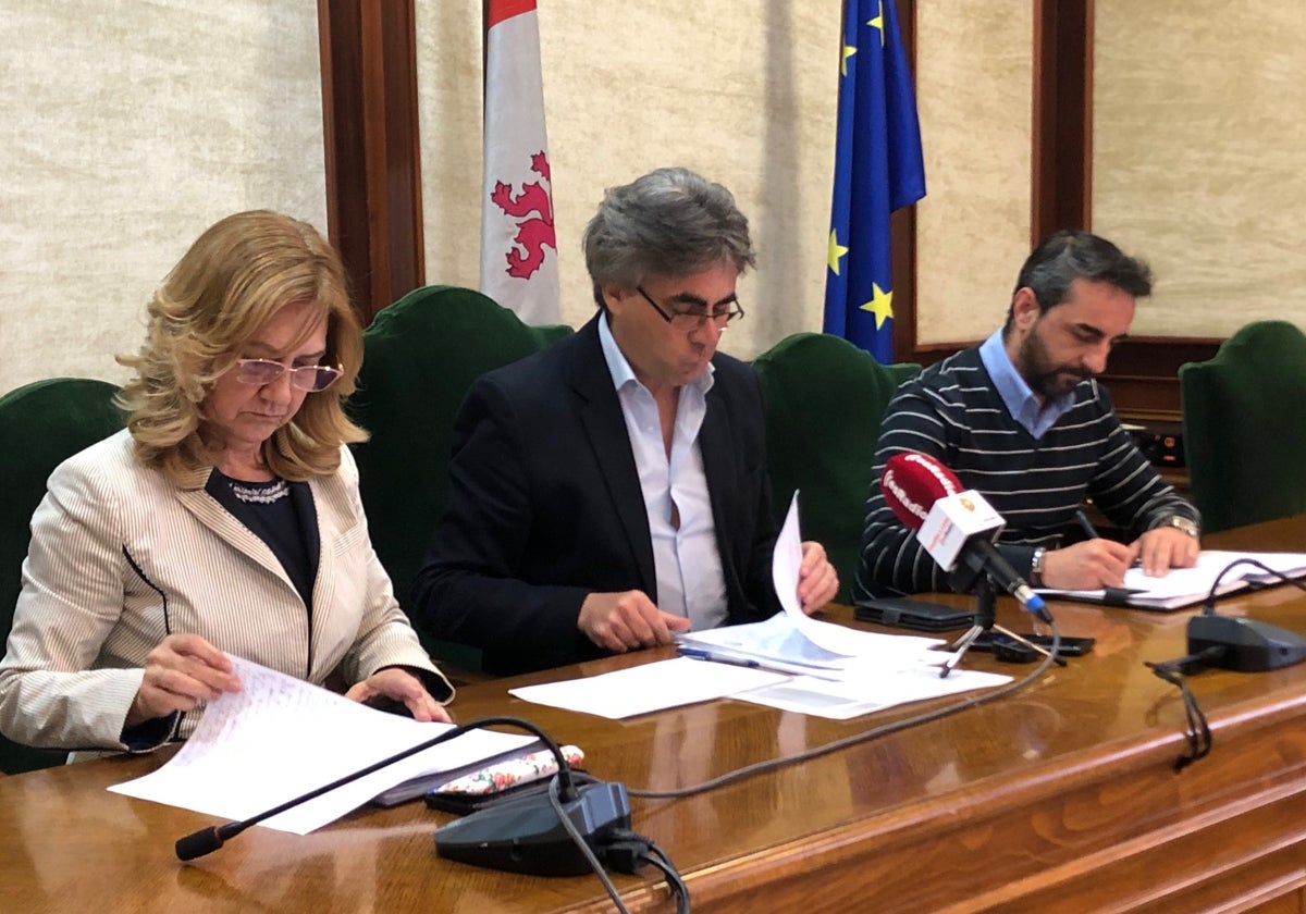 Purificación Pozo, Luis Francisco Martín y Javier Hernández, esta tarde en el Ayuntamiento de Béjar.