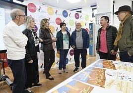 Teresa Martín, presidenta de Parkinson Salamanca junto a la concejala Vega Villar y pacientes de la enfermedad.