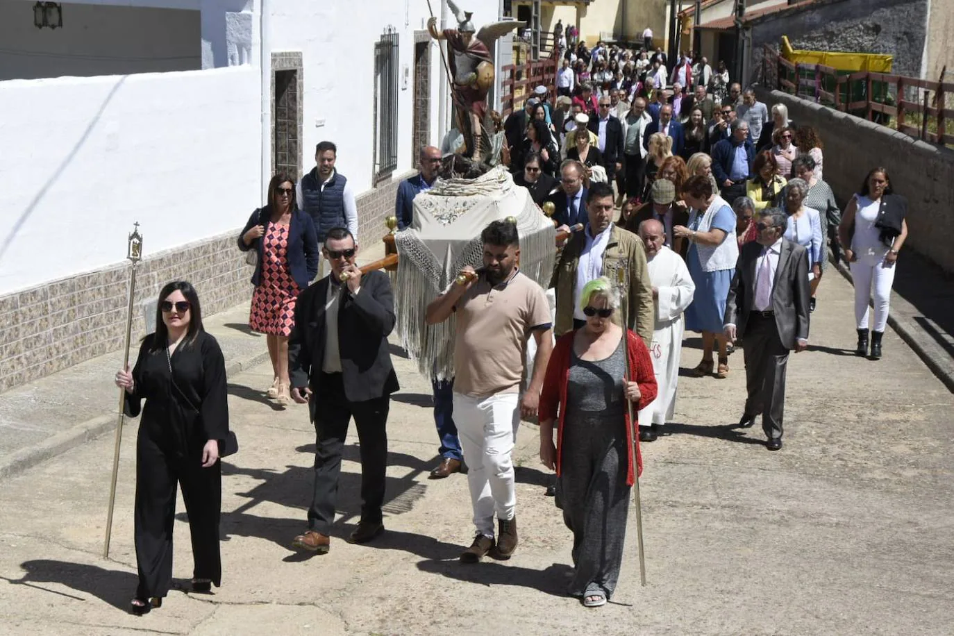 Bocacara disfruta de una soleada mañana en la procesión de San Miguel  Arcángel | La Gaceta de Salamanca