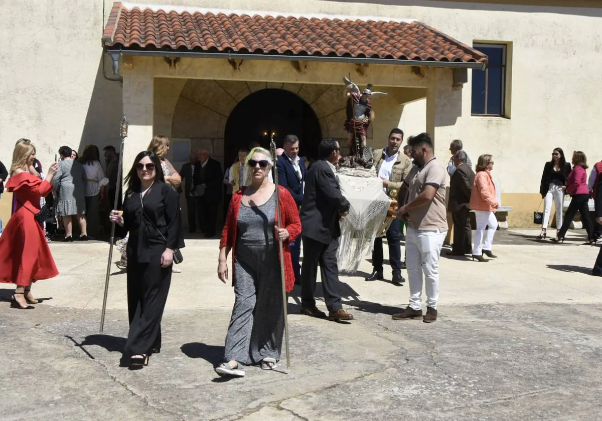 Bocacara disfruta de una soleada mañana en la procesión de San Miguel  Arcángel | La Gaceta de Salamanca