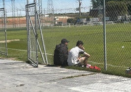 Chiapas y Alvarito hablando al término de la sesión de entrenamiento en el anexo.