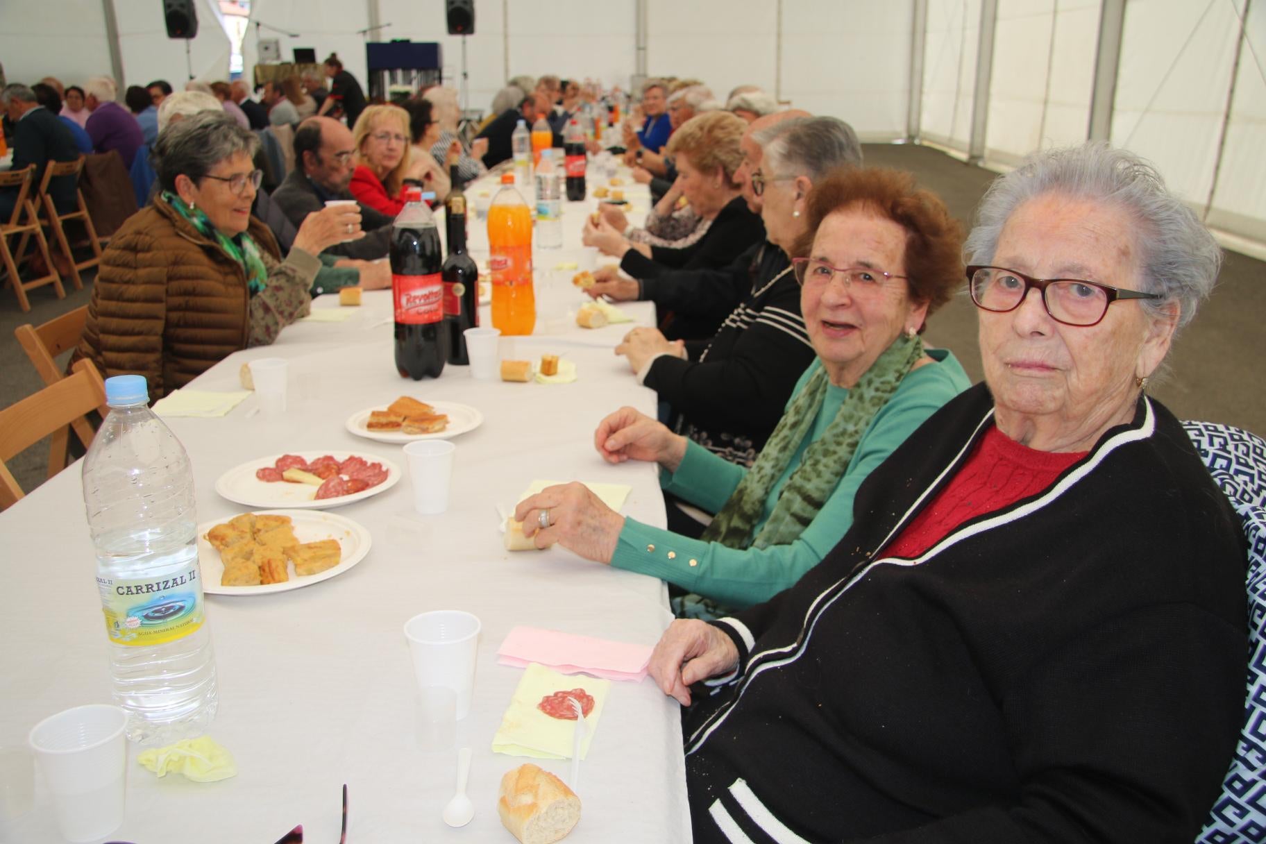 Los mayores de Villamayor de Armuña, unidos en una comida