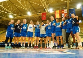 Las jugadoras del Perfumerías Avenida, incluida Mariella Fasoula, ayer antes de comenzar el entrenamiento en Würzburg.