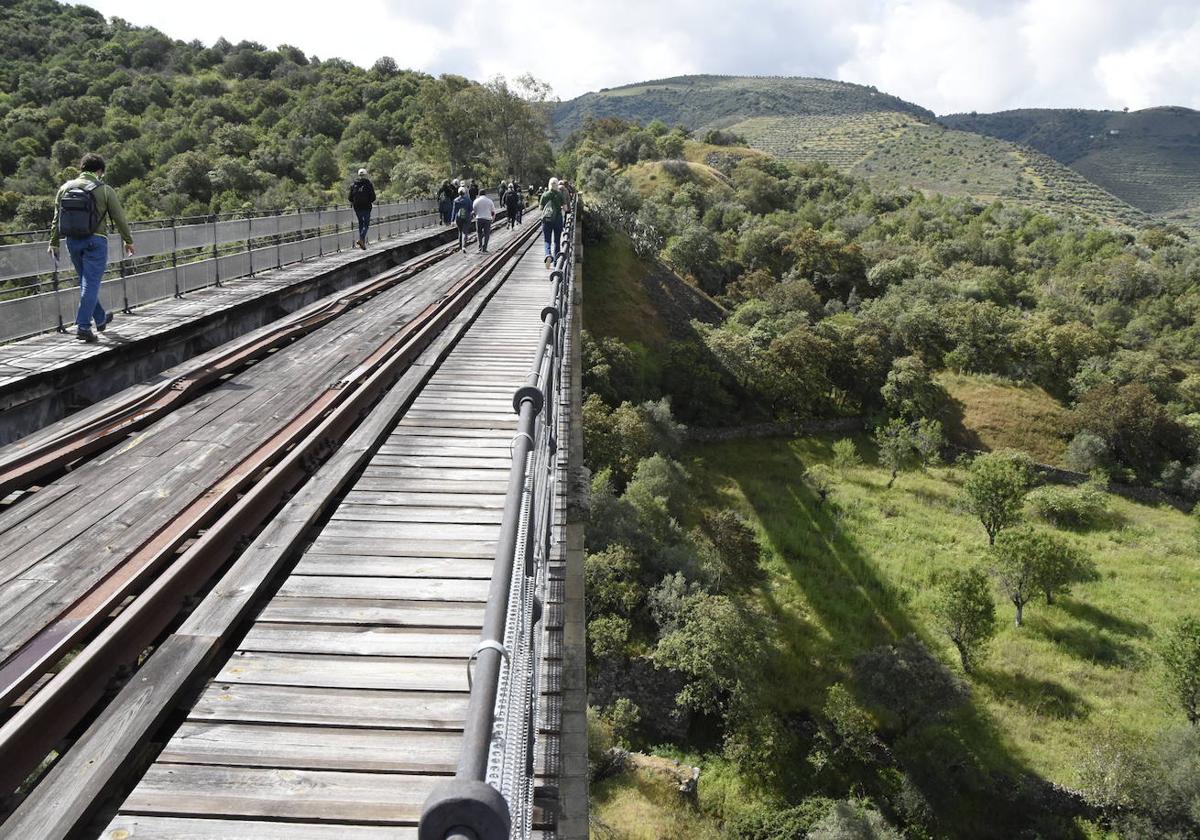 El Camino de Hierro atraviesa 20 túneles y 10 puentes en los 17 kilómetros que unen La Fregeneda y el puerto fluvial de Vega Terrón.