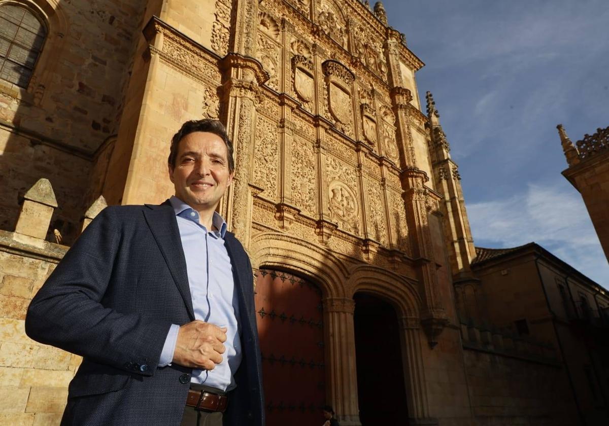 Juan Manuel Corchado posa frente a la fachada de la Universidad.