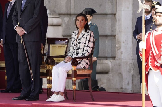 La Reina Letizia, en deportivas, durante el acto del aniversario de la Policía Nacional.