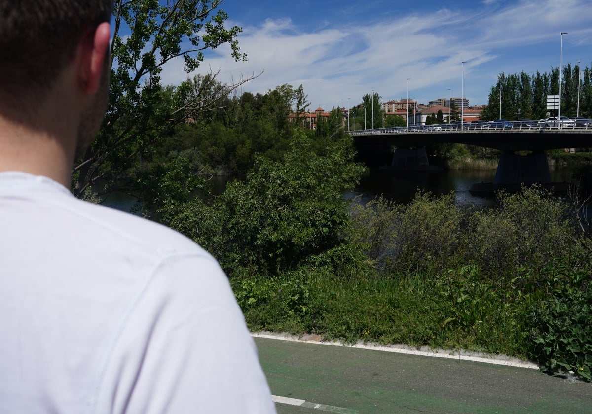 Javier González encontró la probeta con el mensaje mientras pescaba con unos amigos en el río Tormes, junto al puente Felipe VI.