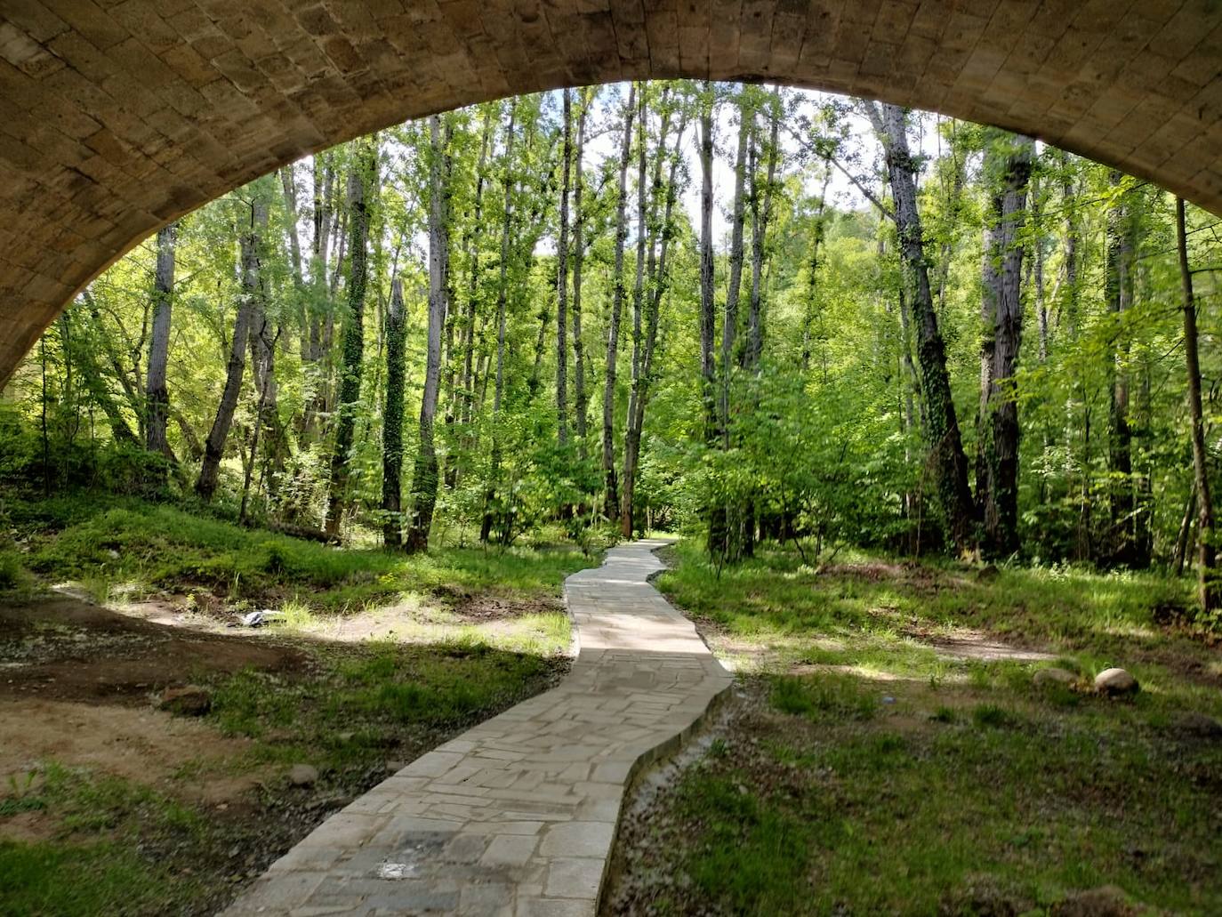 Béjar estrena otro tramo de paseo urbano por el río