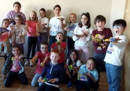 Varios niños disfrutando de un taller de manualidades en Carbajosa.