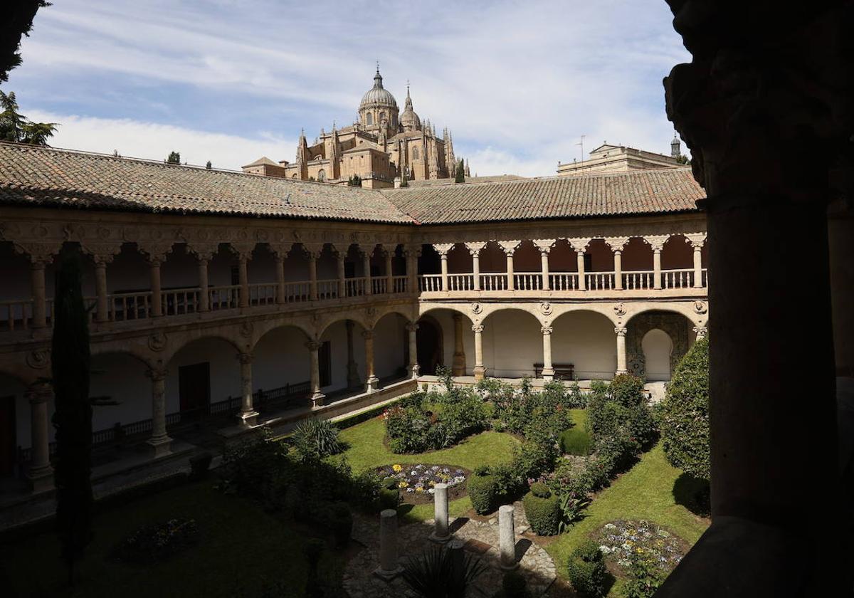 Vistas del claustro de Las Dueñas.