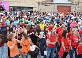 Peñas y vecinos de Villamayor disfrutando del chupinazo de fiestas