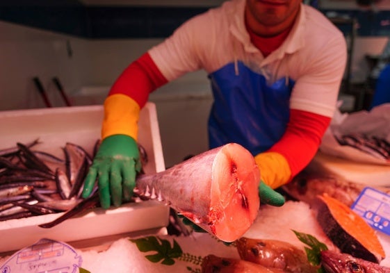 Un bonito en una de las pescaderías del mercado.