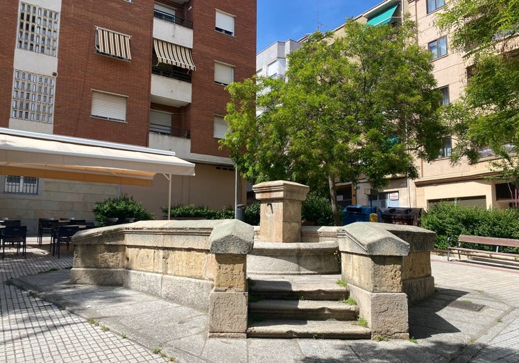 La fuente-abrevadero de la plazoleta del Camino de las Aguas actualmente.