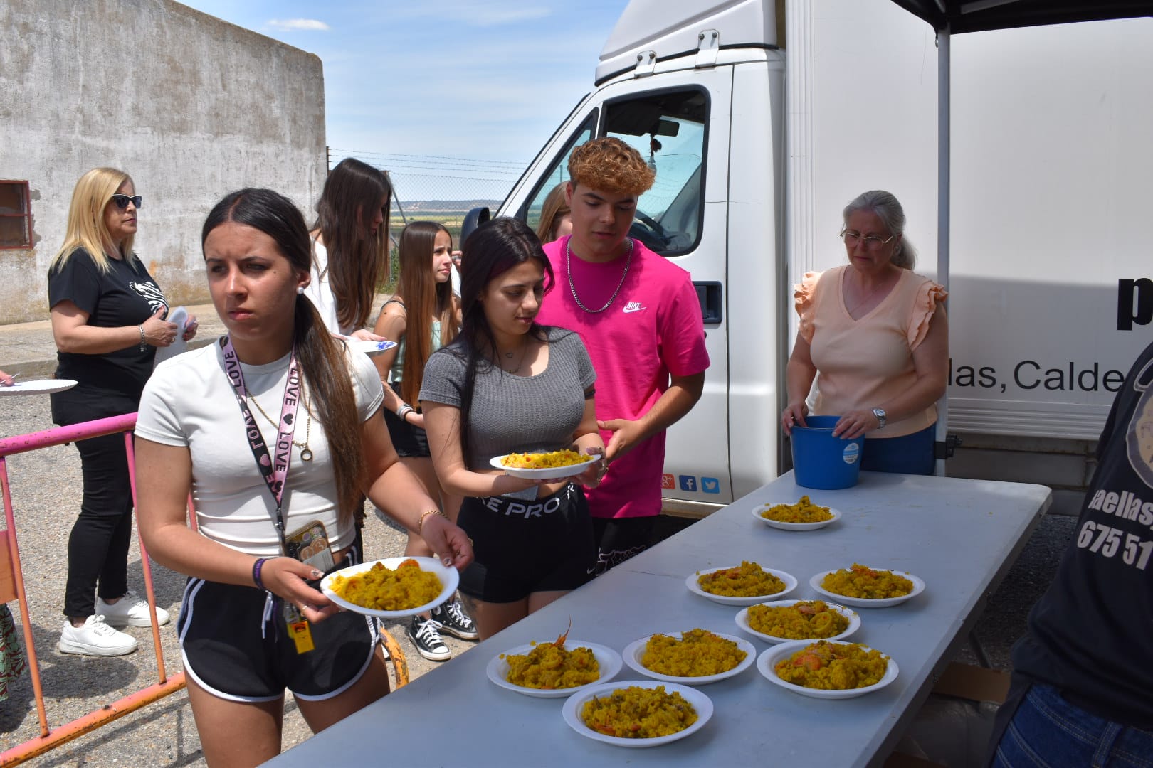 La paella de Machacón con sabor veraniego, en imágenes