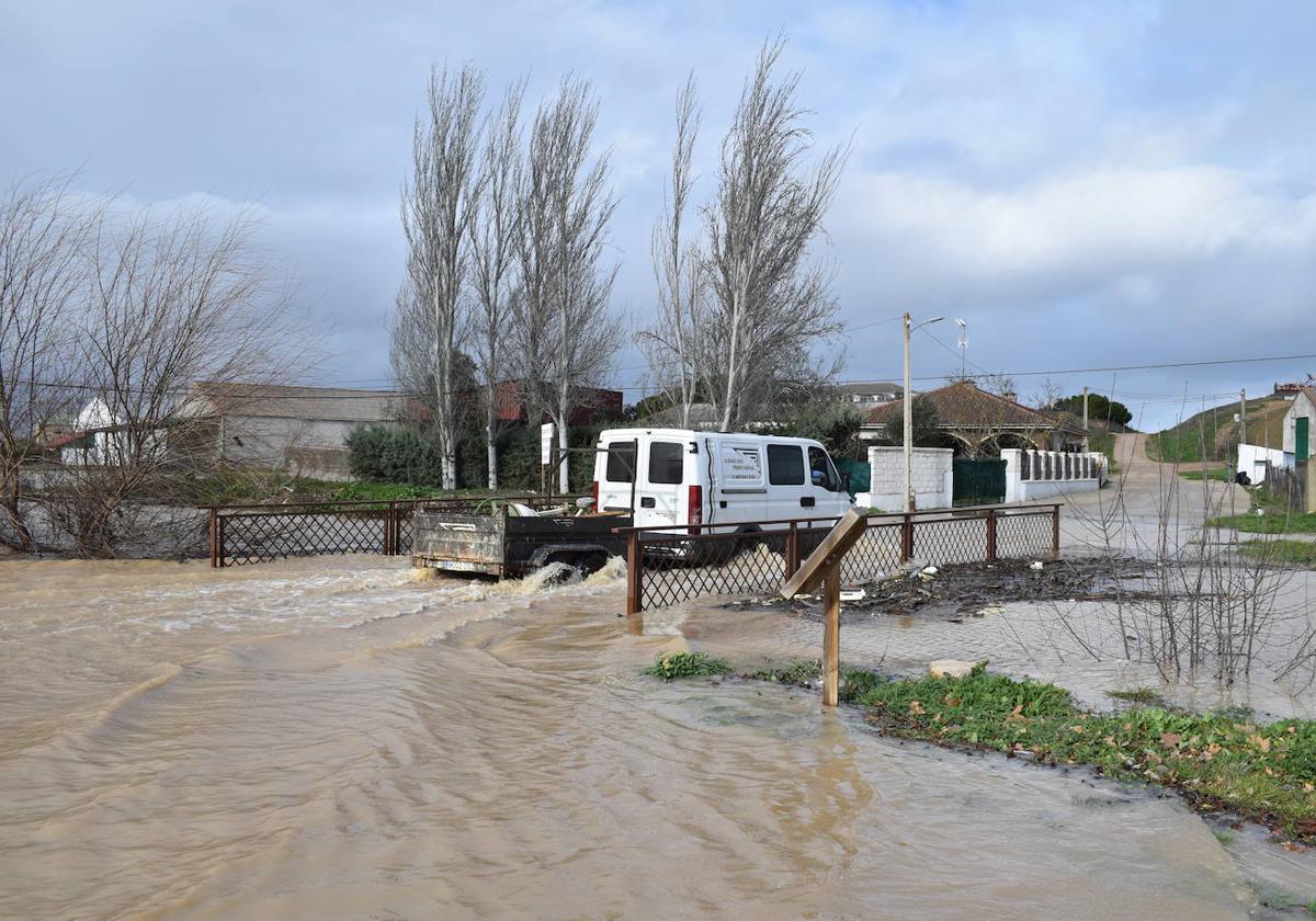 Un vehículo con remolque atraviesa el puente sobre el arroyo de la Vega, en la última inundación.