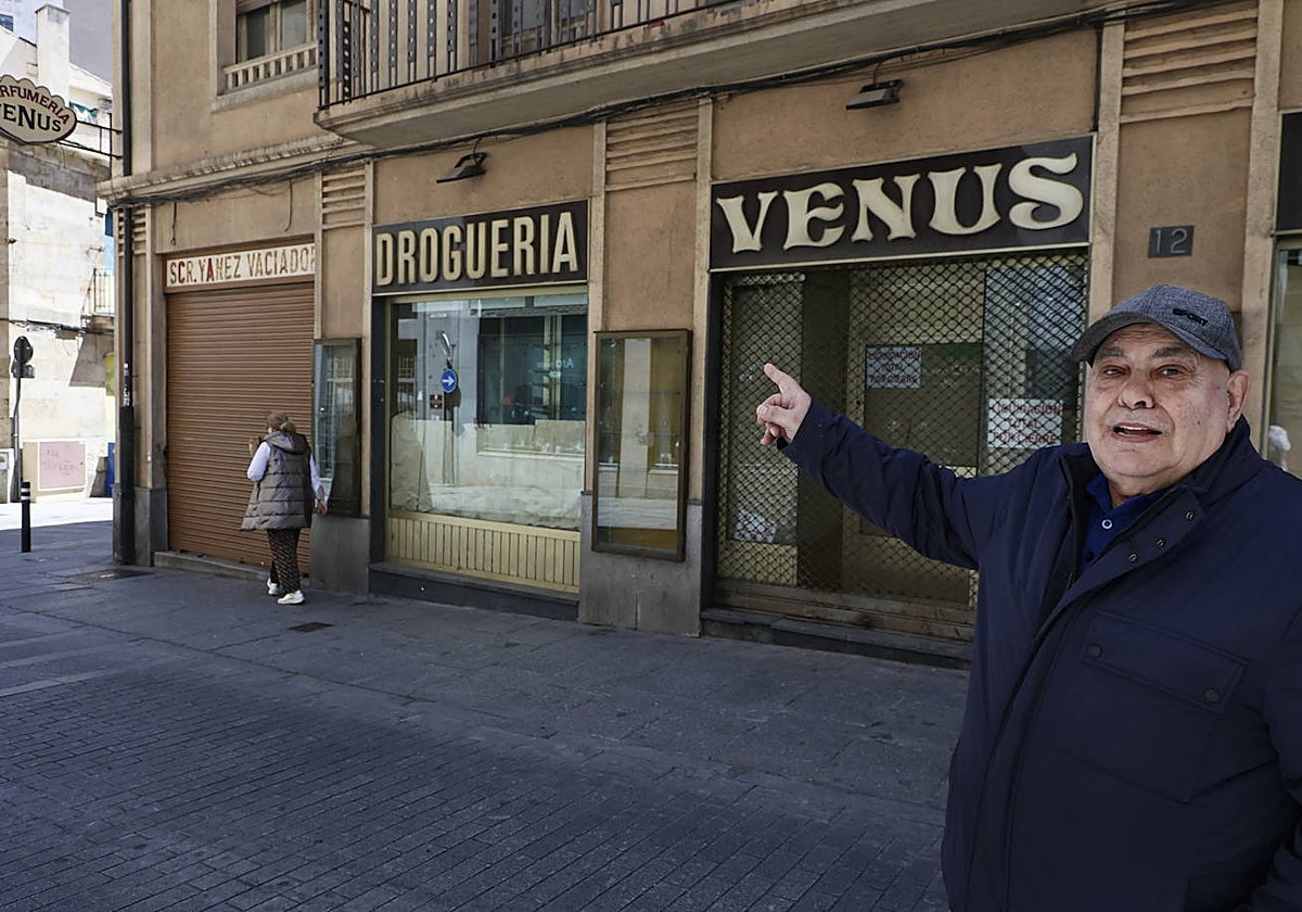 José Hernández junto a la tienda que su familia regentó 68 años.