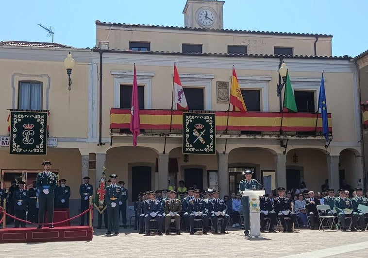 Acto de la Guardia Civil en la plaza mayor de la Fuente de San Esteban.