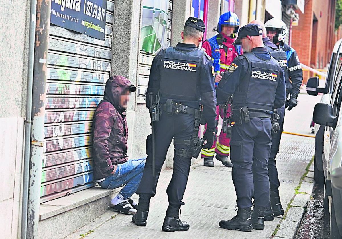 Agentes de Policía y de Bomberos tras el incendio de la vivienda del barrio de San Bernardo.