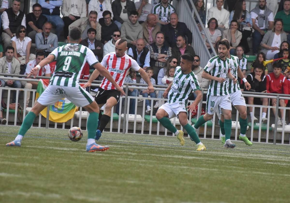 Jon Madrazo (UD Logroñés), ante la mirada de Juan Antonio.