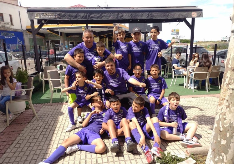 Los jugadores del C.D. Peñaranda Benjamín B celebran su victoria.