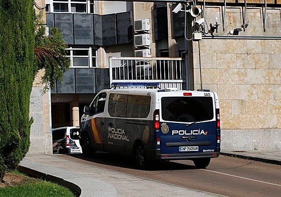 Dos patrullas de la Policía Nacional acceden a la comisaría en la calle Jardines.