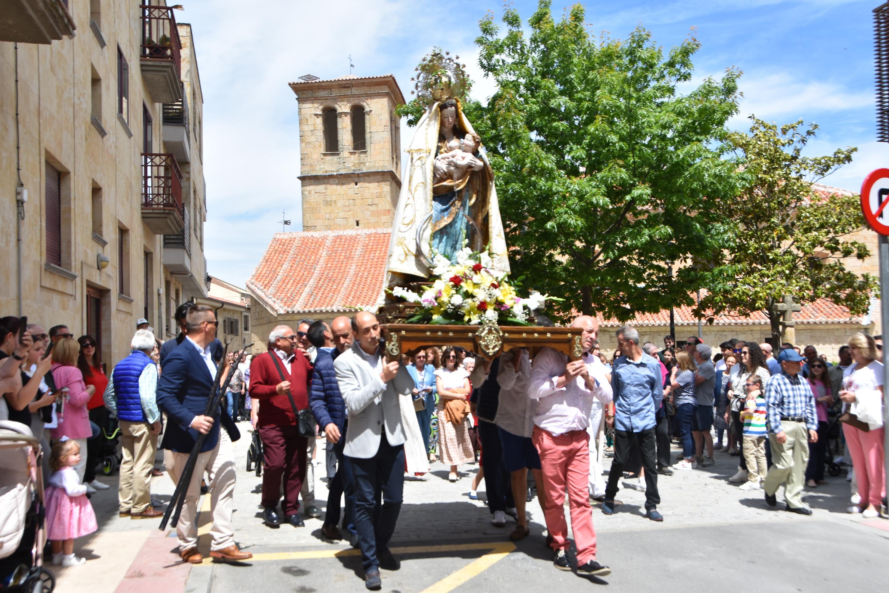 Villamayor rinde honores a la Virgen de los Remedios