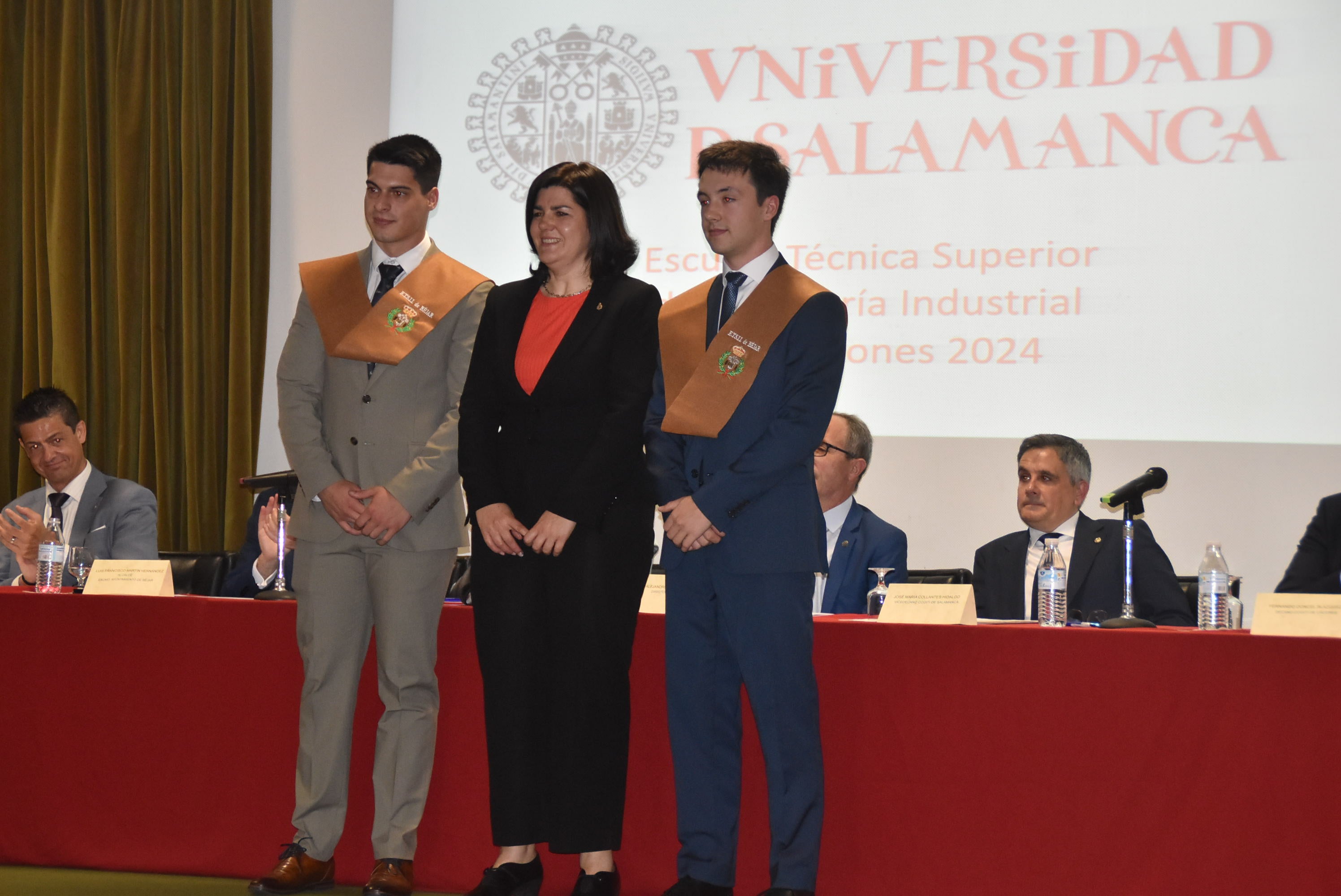 La Escuela de Ingenieros entrega las becas e insignias a 29 estudiantes