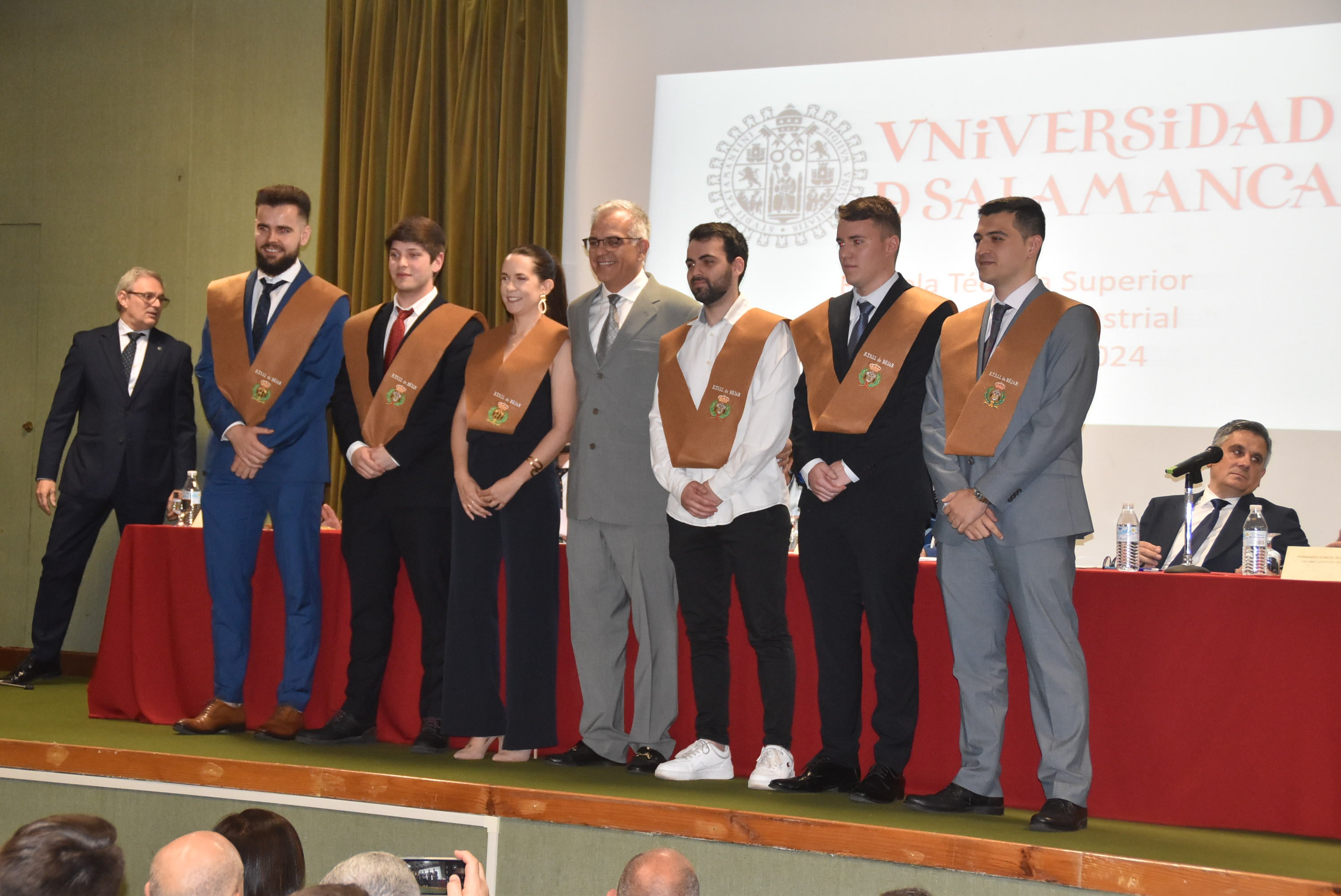 La Escuela de Ingenieros entrega las becas e insignias a 29 estudiantes