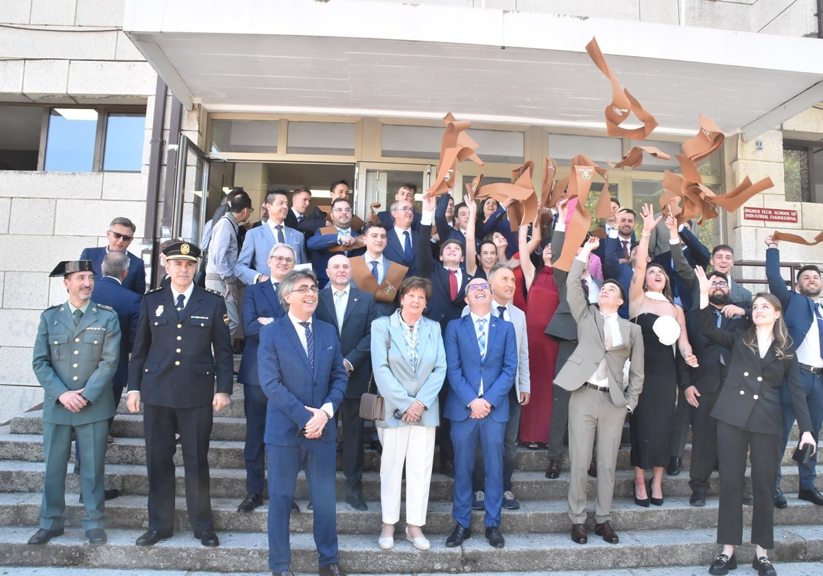 La Escuela de Ingenieros entrega las becas e insignias a 29 estudiantes