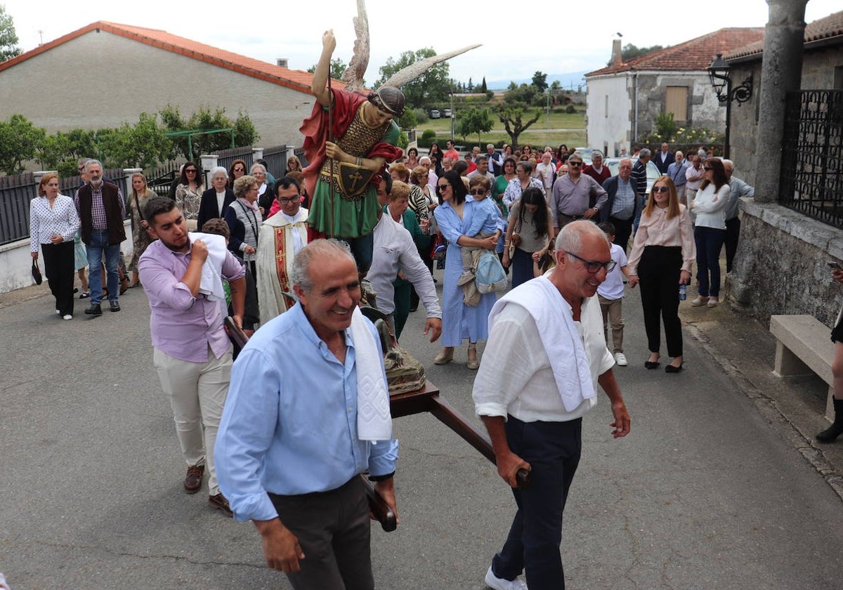 San Miguel de Valero honra al Arcángel en su día de fiesta