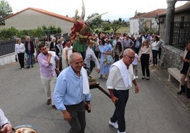 Llegada de la imagen de San Miguel al templo tras la celebración de la procesión