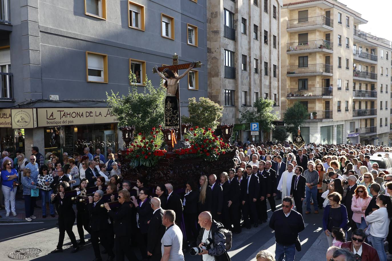 Multitudinaria procesión del Cristo de los Milagros