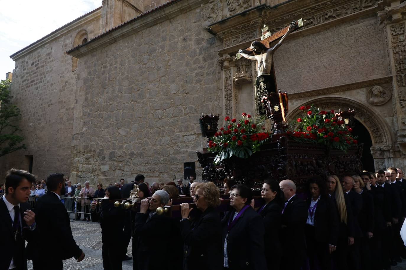 Multitudinaria procesión del Cristo de los Milagros