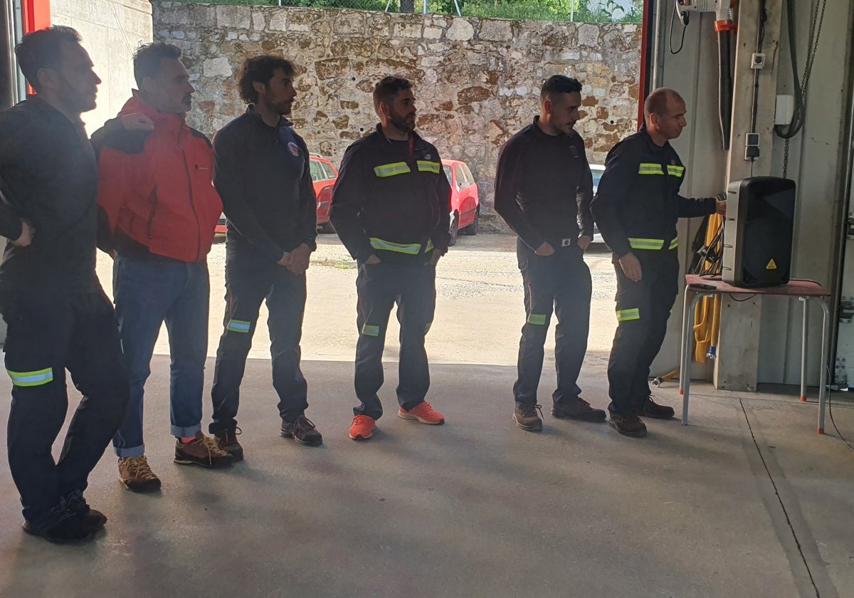 Imagen de parte de los bomberos que integran la plantilla del parque comarcal de Béjar.