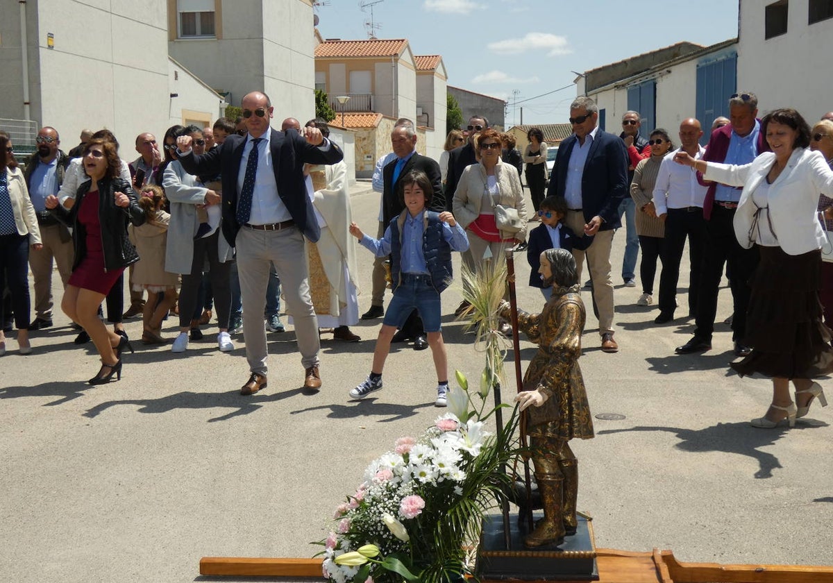 Jóvenes y mayores regalan bailes a San Isidro en Aldeaseca de la Frontera.