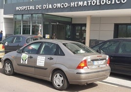 Imagen del coche de la asociación bejarana contra el cáncer, esta mañana en el hospital de Salamanca. ABCC