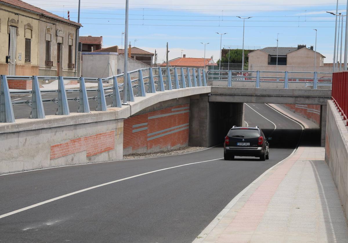 Un coche pasando por el túnel bajo el paso a nivel de Gomecello.