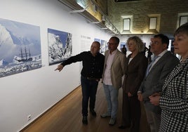 Sebastián Álvaro, Luis Barrio, Celia Aramburu, José Abel Flores y María Ángeles Bárcenas, recorren la exposición.