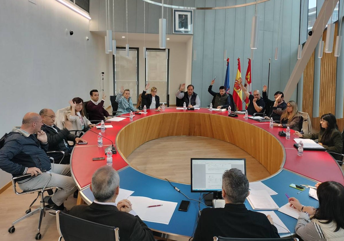 Momento de una de las votaciones realizadas este martes en el pleno de Guijuelo.