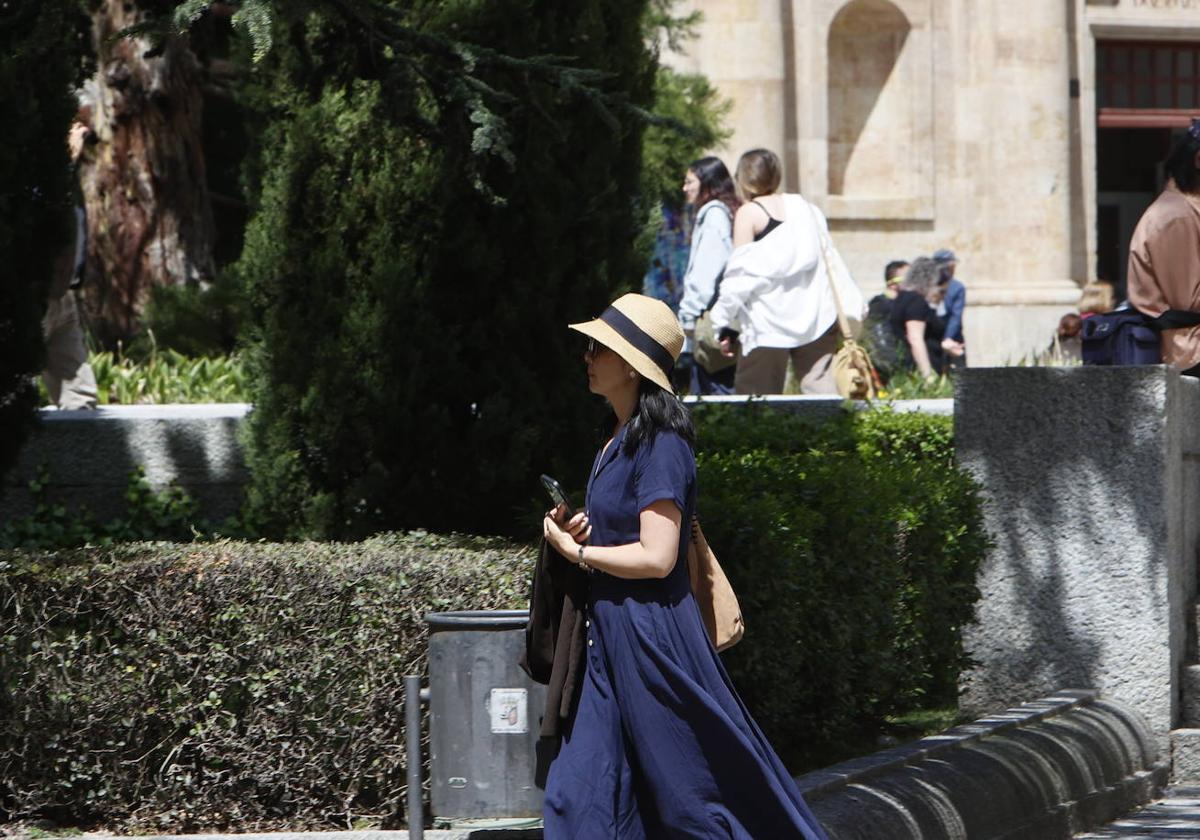 Una mujer pasea por Salamanca ante un sofocante calor.