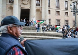 Asamblea celebrada en las escaleras de Anaya este lunes.