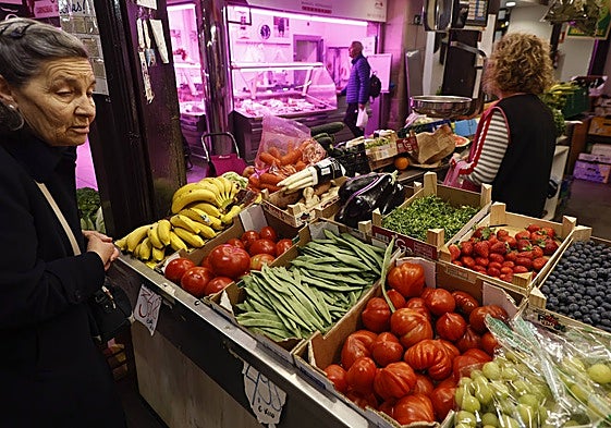 Una mujer  en un puesto del mercado.