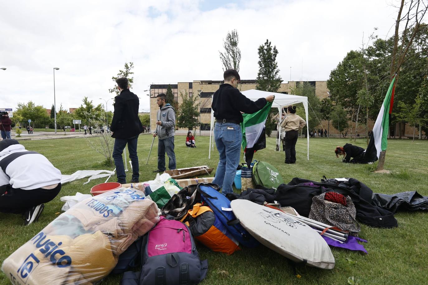 Los estudiantes comienzan a acampar en el Campus de Unamuno en apoyo a Palestina