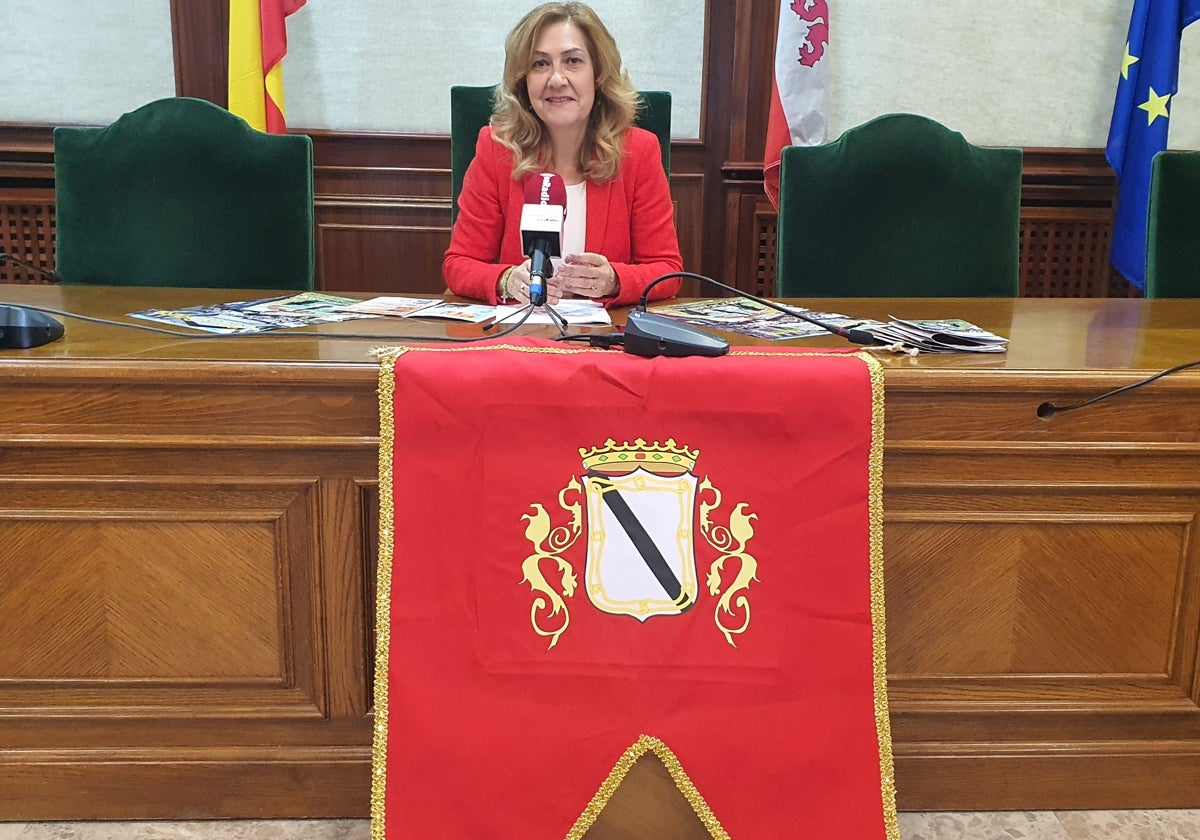 Imagen de la concejala de Cultura, Purificación Pozo, esta mañana en el Ayuntamiento con uno de las colgaduras que muestra el incorporado escudo del Ducado de Béjar.