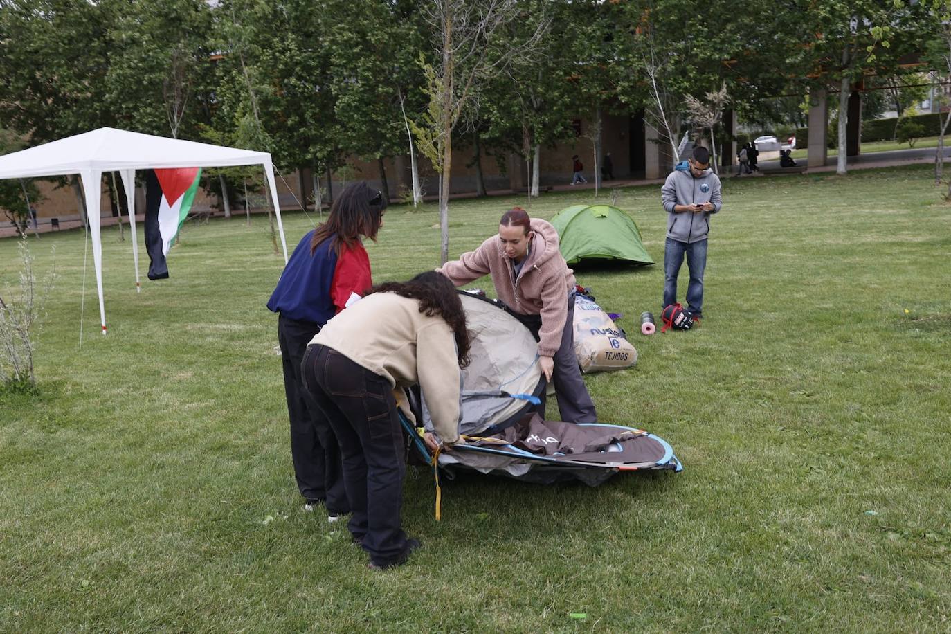 Los estudiantes comienzan a acampar en el Campus de Unamuno en apoyo a Palestina