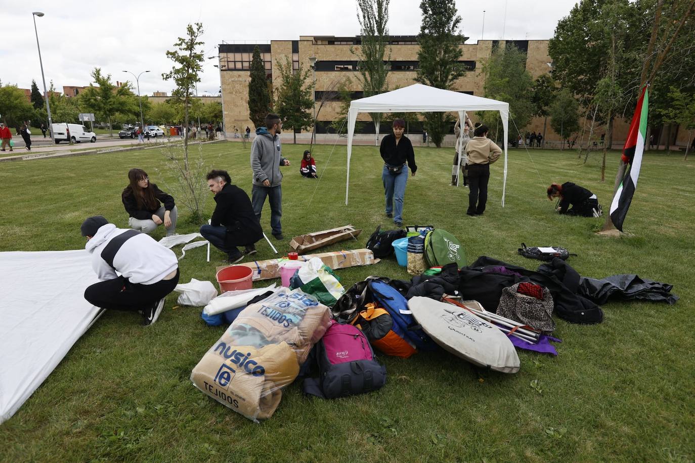 Los estudiantes comienzan a acampar en el Campus de Unamuno en apoyo a Palestina