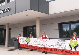 Imagen de representantes de la asociación bejarana contra el cáncer en la puerta del hospital de Salamanca.