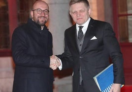 Robert Fico, primer ministro de Eslovaquía, a la derecha junto al primer ministro belga Charles Michel.