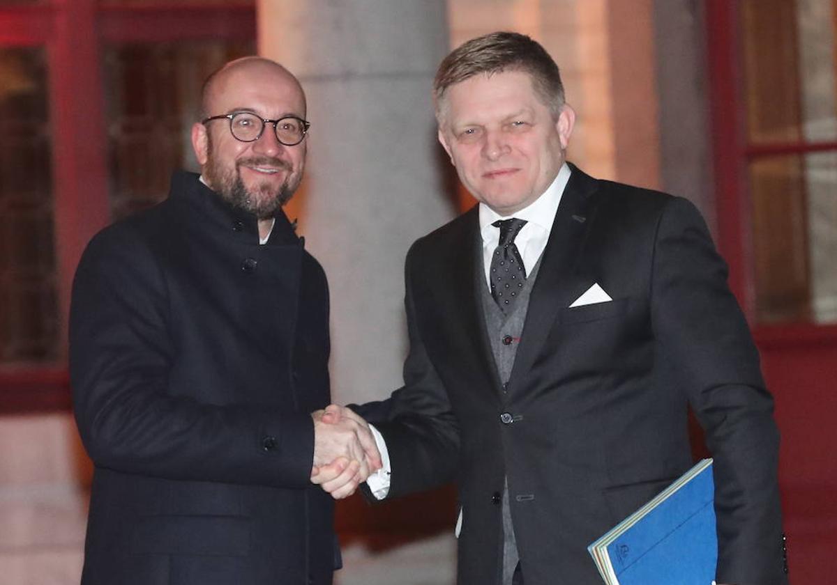 Robert Fico, primer ministro de Eslovaquía, a la derecha junto al primer ministro belga Charles Michel.